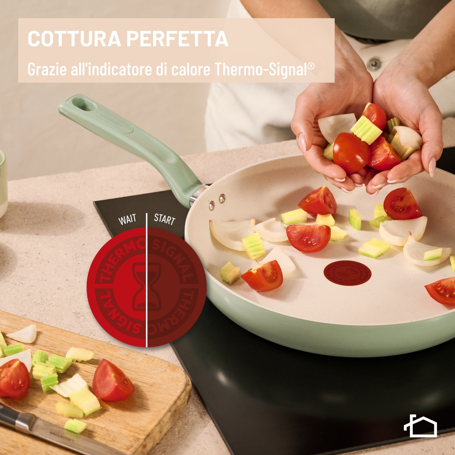 Una sartén con mango verde con tomates picados, cebolla y apio, sobre una estufa con Thermo-Signal.