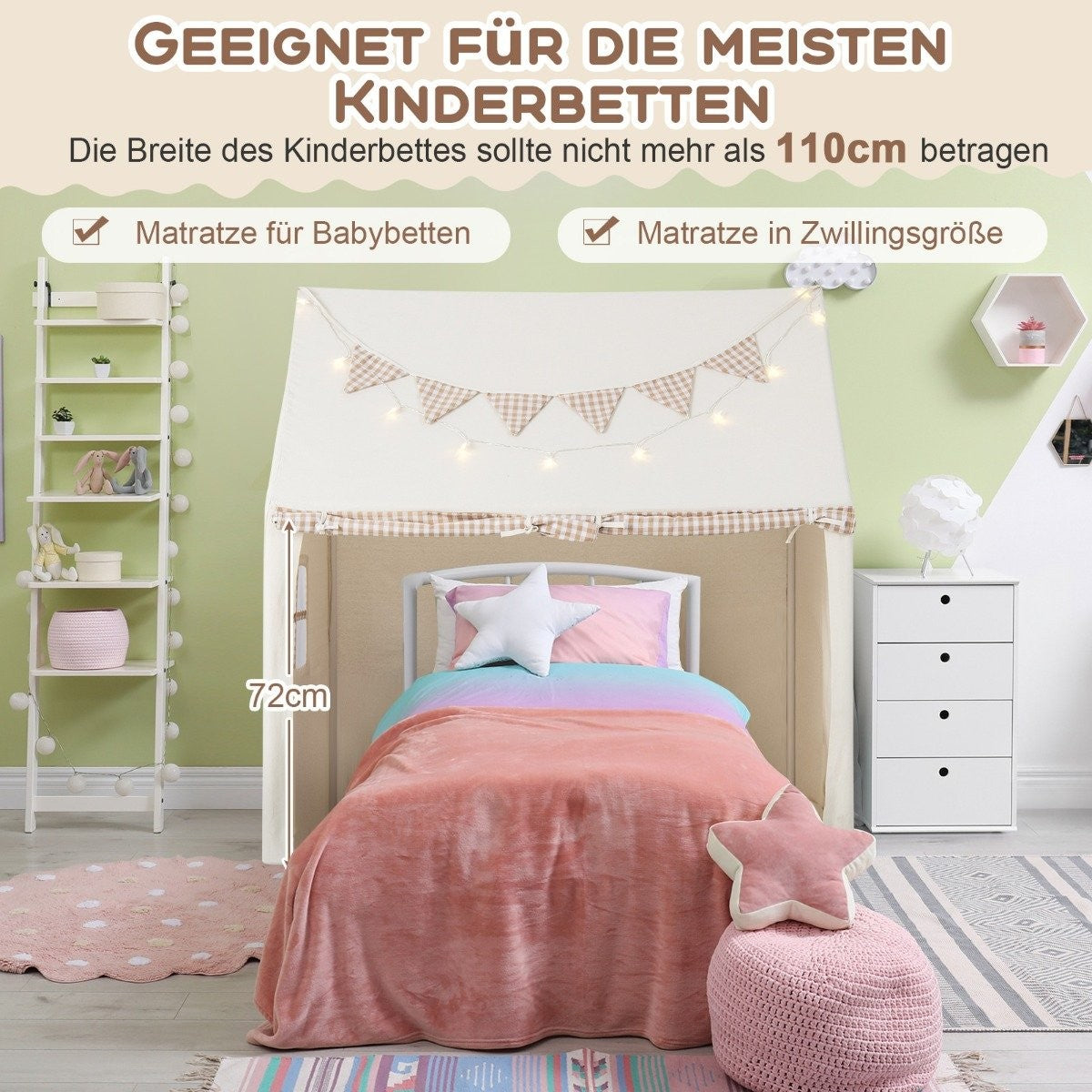 Una cama infantil con manta y cojines, decorada con luces.