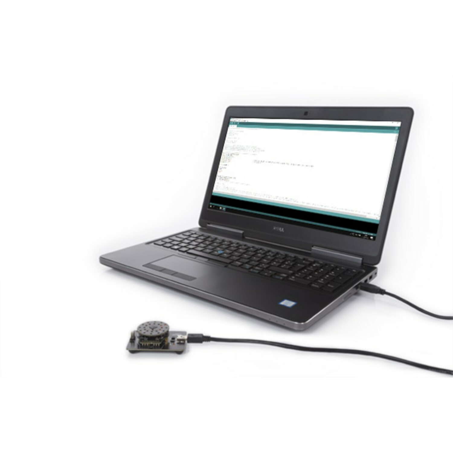 Ein Laptop zeigt Code an, verbunden mit einem kleinen elektronischen Gerät per Kabel.