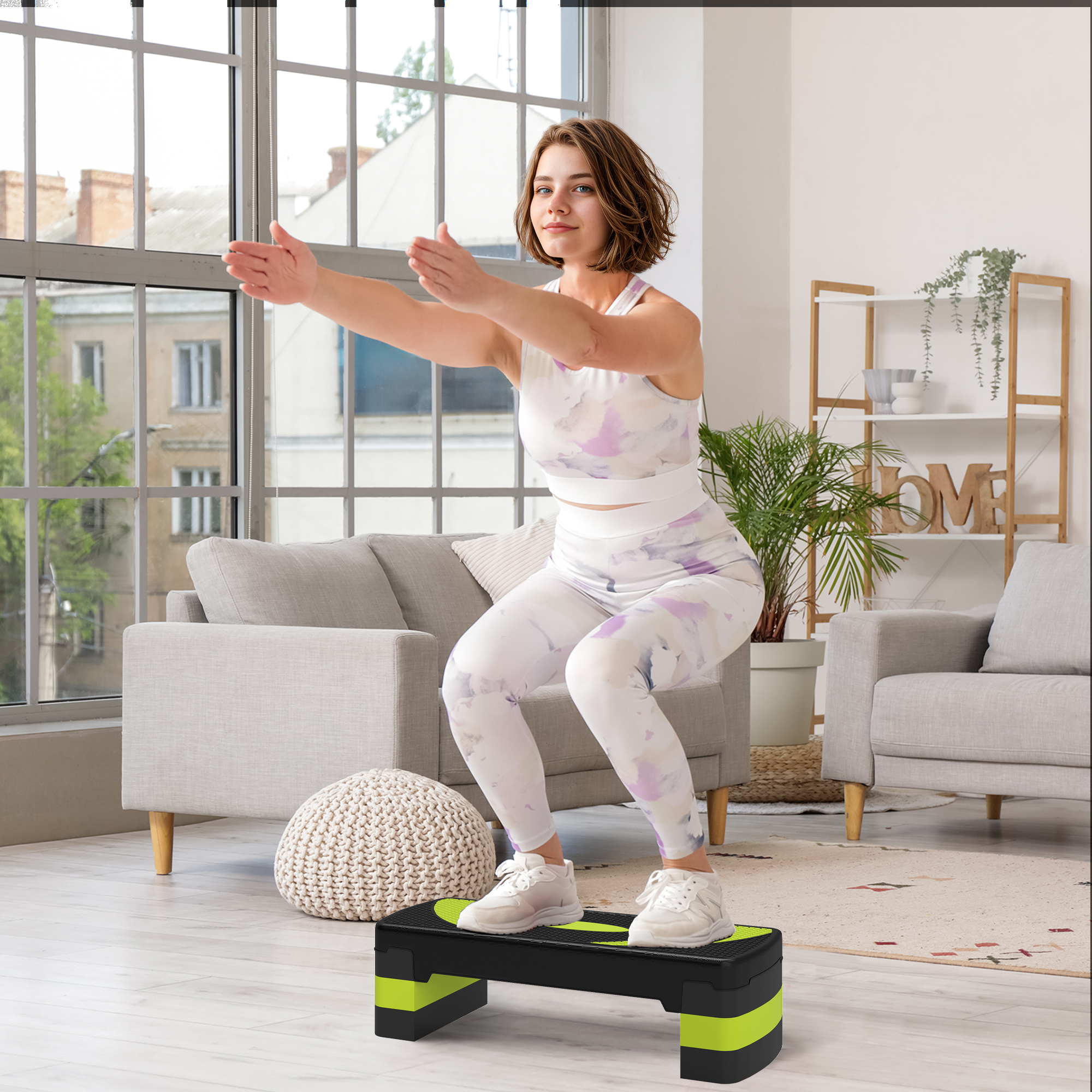Mujer con ropa deportiva haciendo sentadillas en una plataforma escalonada en una sala.
