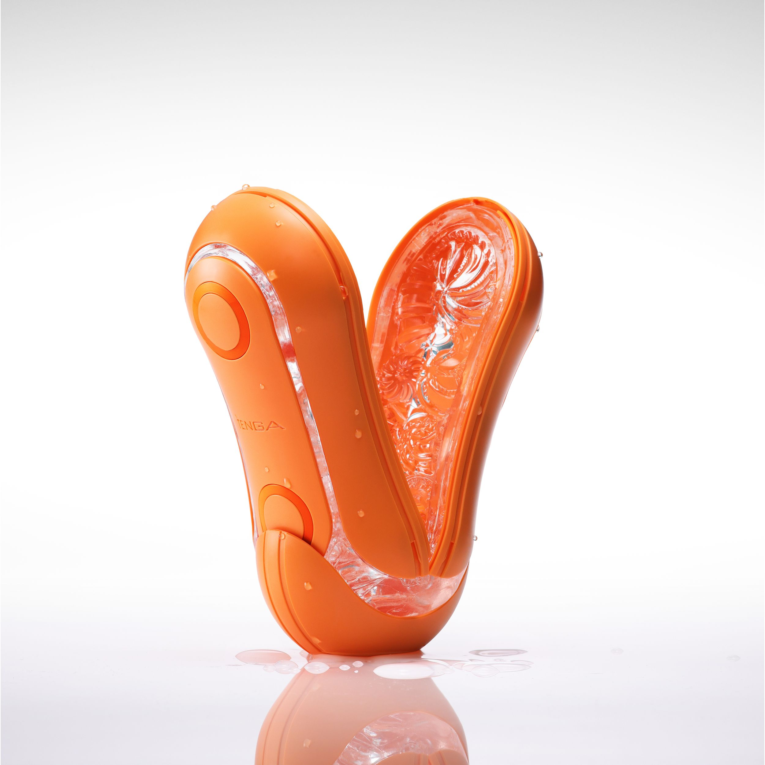 Un objeto naranja con inserciones transparentes y texturizadas y gotas de agua.