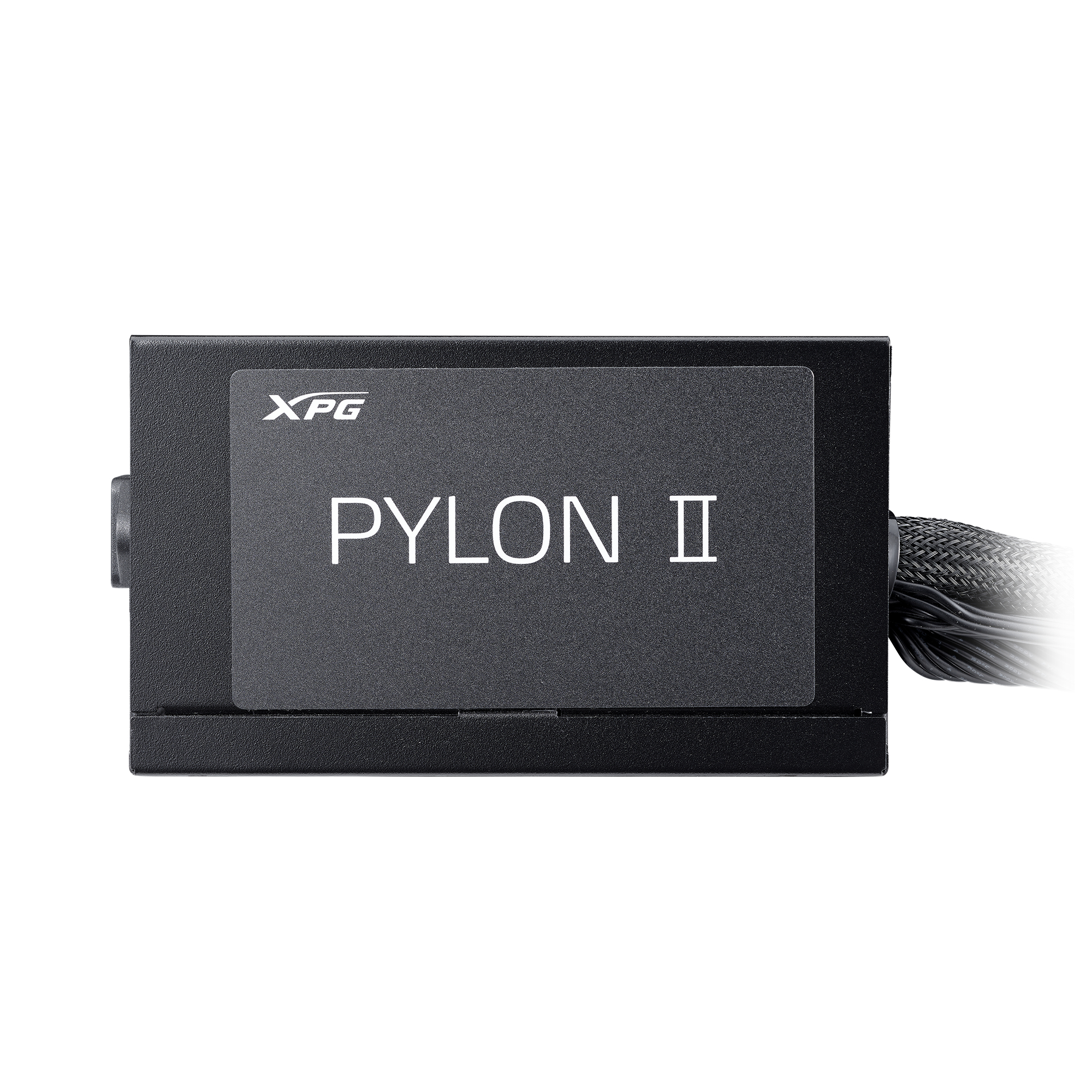 Beyaz arka plan üzerinde kablolu siyah XPG PYLON II güç kaynağı.