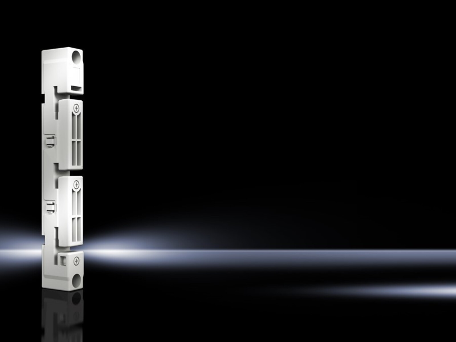 Componente elettrico bianco su superficie nera riflettente con striscia luminosa.