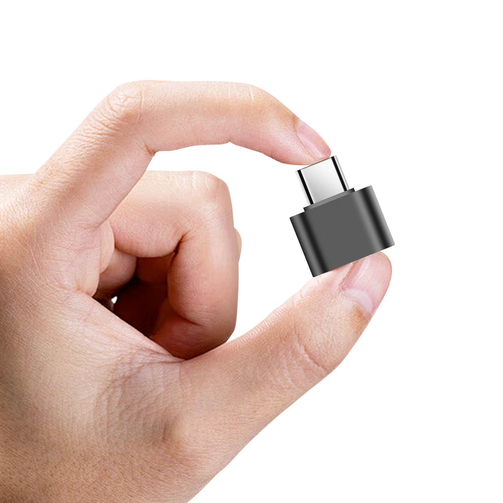 Una mano tiene un piccolo adattatore USB-C nero con connettore argentato.