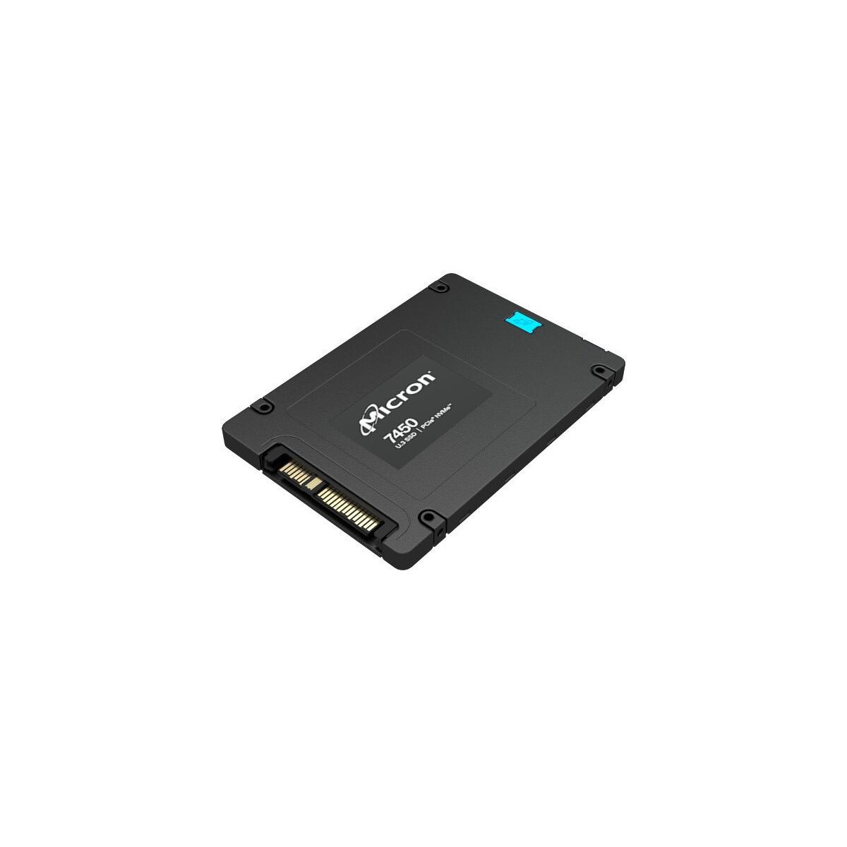 SSD Micron 7450 nera con interfaccia NVMe e connettore SATA su sfondo bianco.