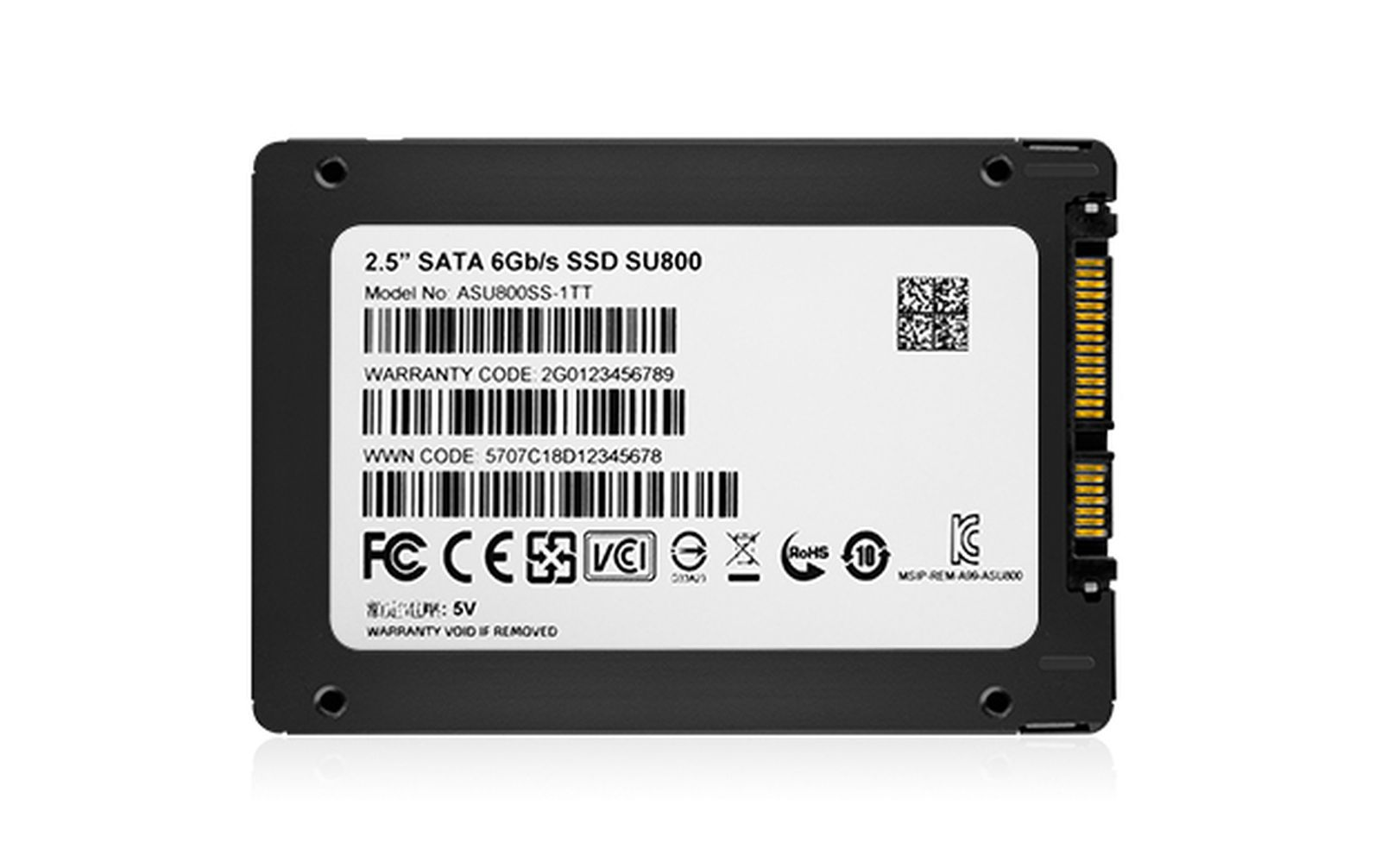 Retro di un SSD SATA SU800 nero da 2,5 pollici con etichette, codici e loghi di certificazione.