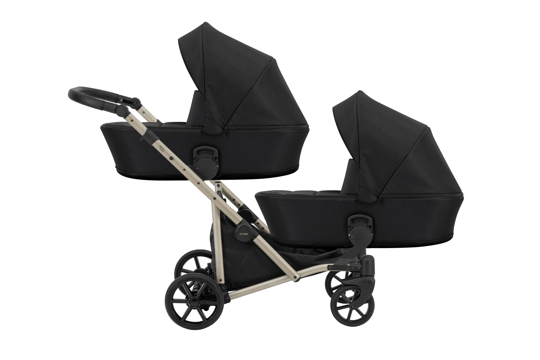 Ein schwarzer Zwillingskinderwagen mit zwei Babywannen, nebeneinander montiert.