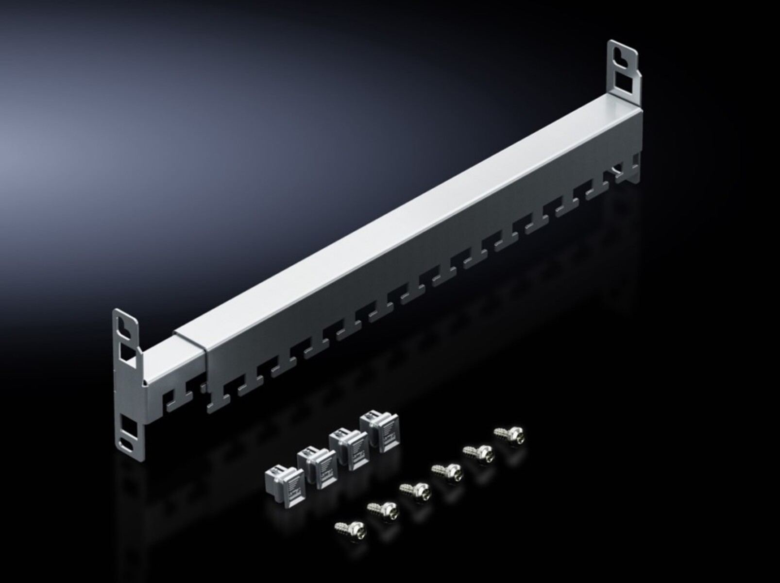 Una staffa argentata per rack con più slot e piccole clip e viti argentate sotto.