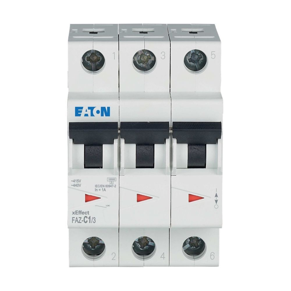 Interruttore automatico Eaton FAZ-C1/3 tripolare con leve rosse ed etichette.