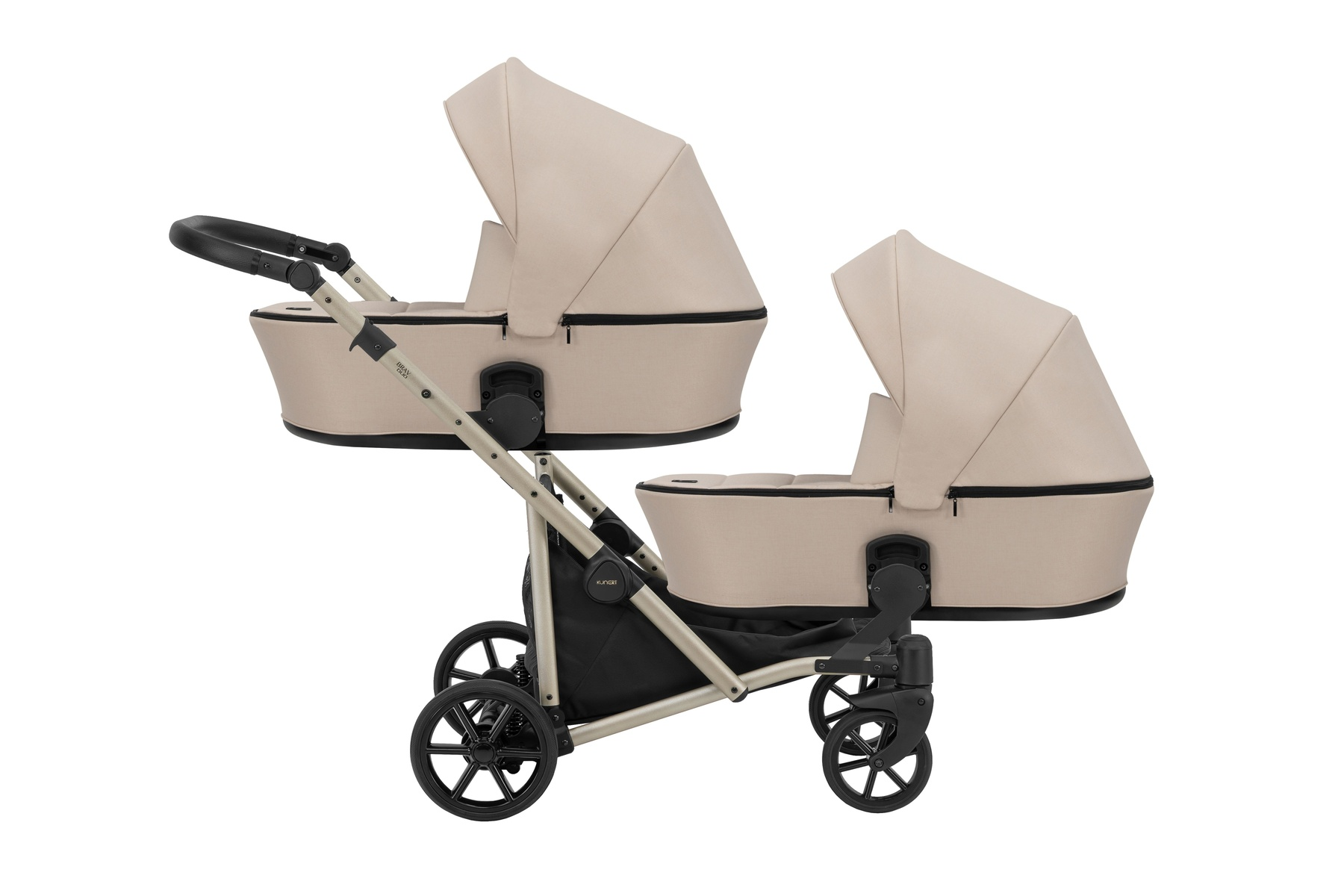 Ein beiger Geschwisterwagen mit zwei Kinderwagenaufsätzen und schwarzen Rädern.