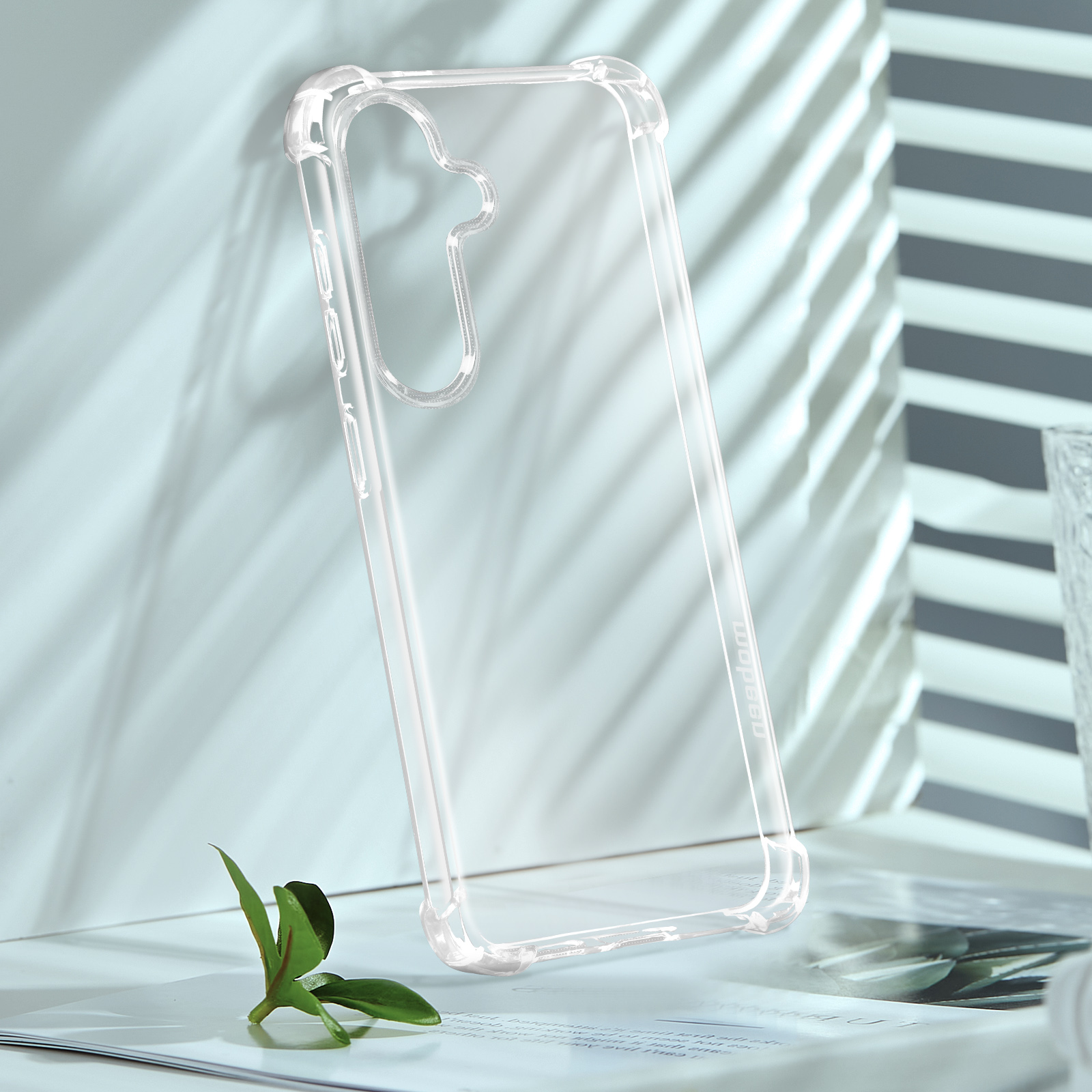 Custodia trasparente per telefono con ritaglio fotocamera e logo su sfondo azzurro.