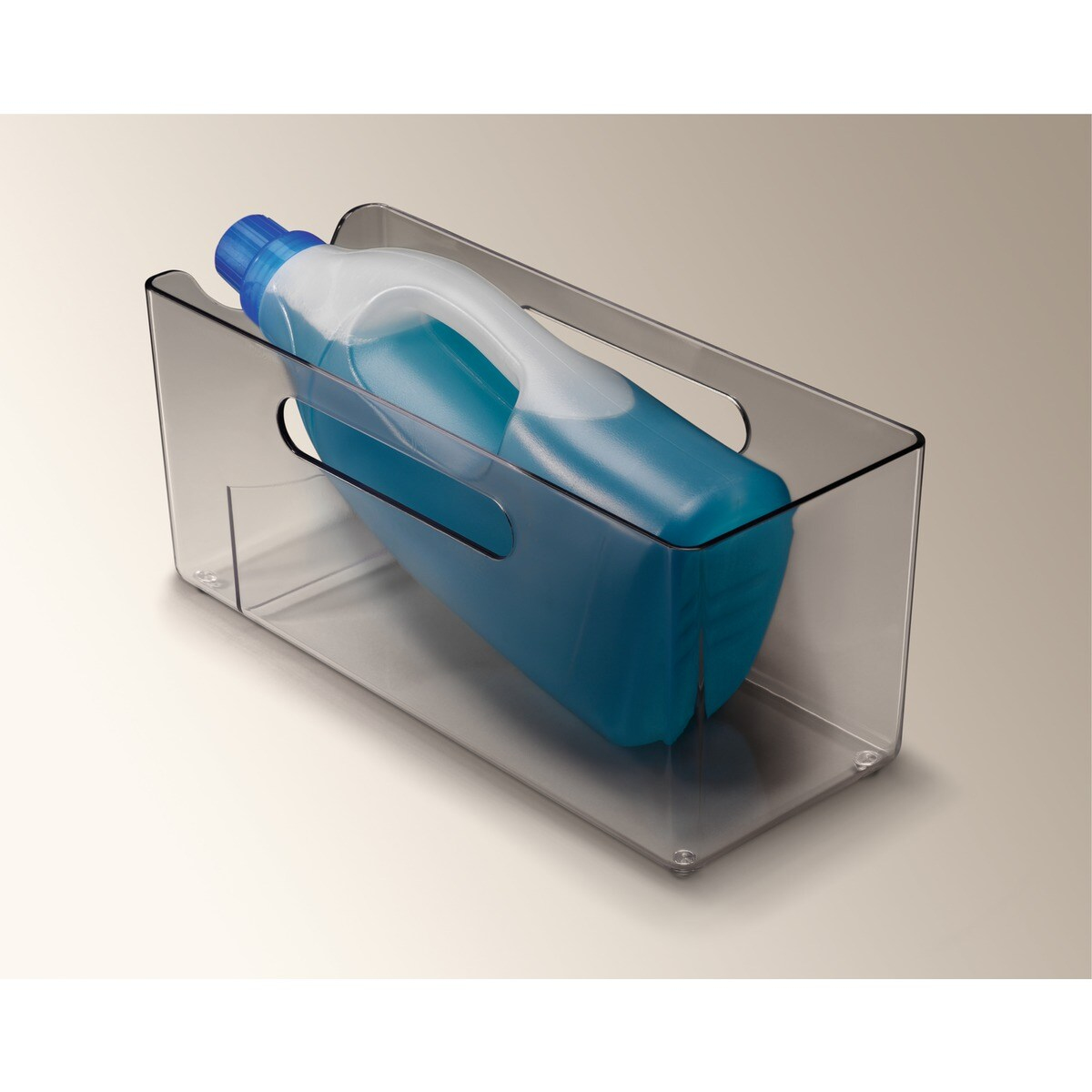 Un contenitore di plastica trasparente contiene una bottiglia di detersivo liquido blu con manico bianco e tappo blu.