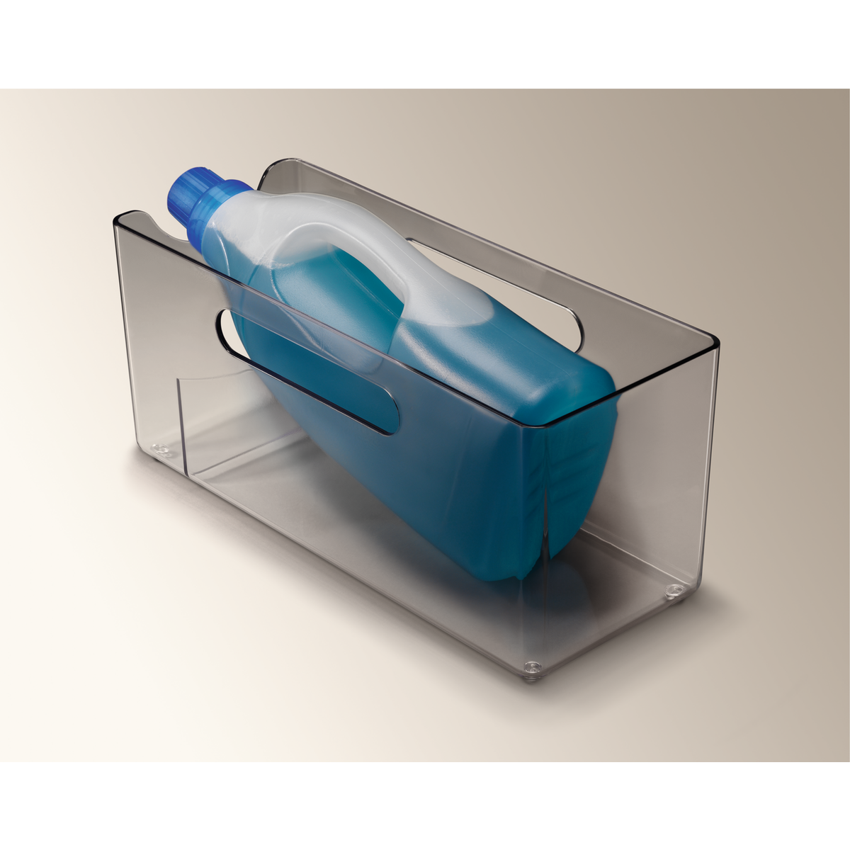 Un contenitore di plastica trasparente contiene una bottiglia blu con manico e tappo bianchi.