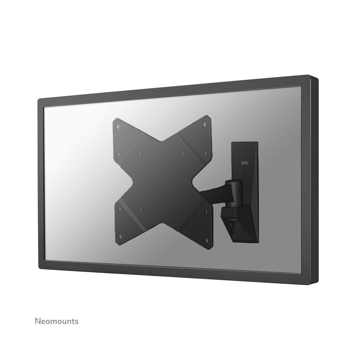 Een zwarte, scharnierende tv-wandbeugel is bevestigd aan de achterkant van een flatscreen-tv.