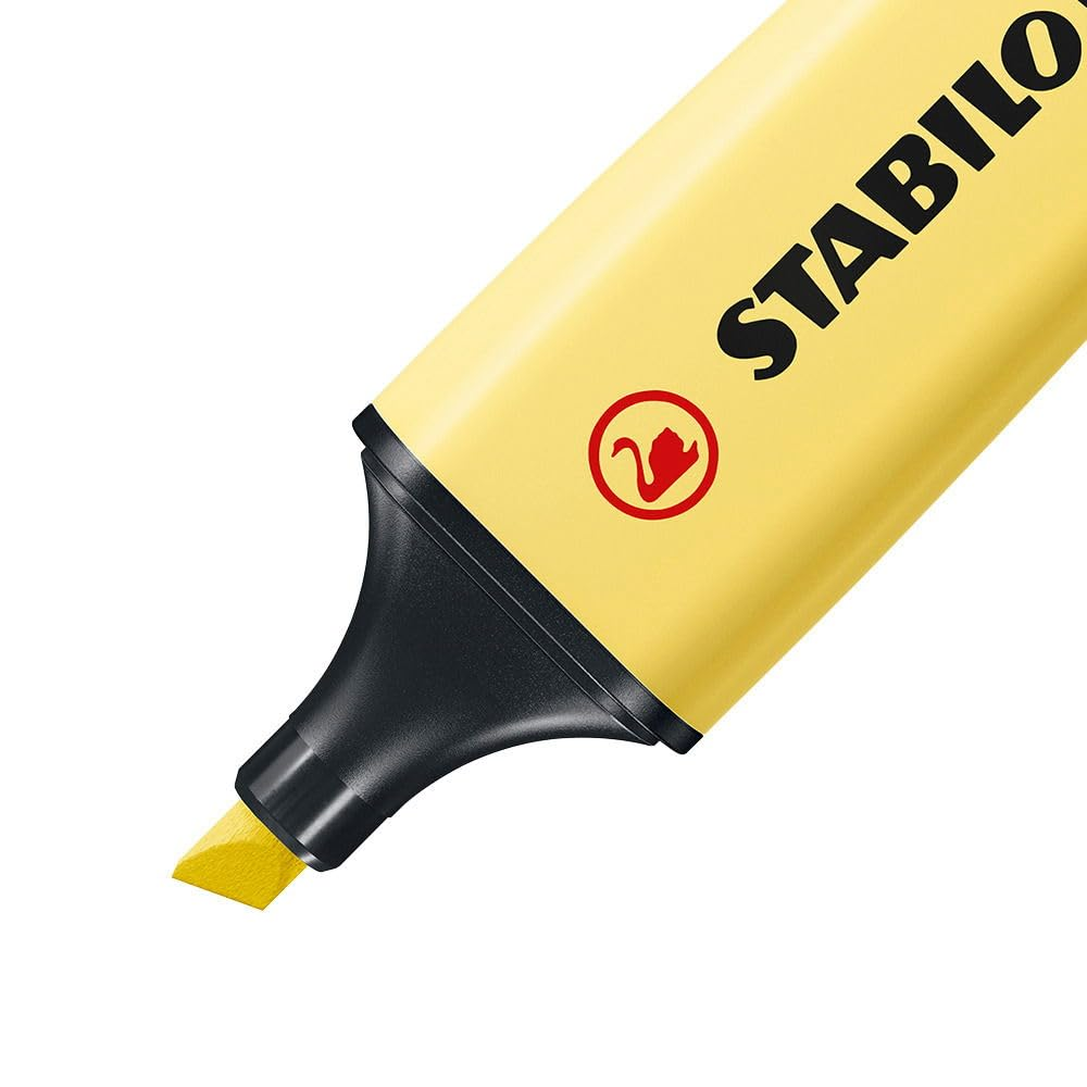 Un evidenziatore Stabilo giallo con cappuccio e punta neri, su sfondo bianco.