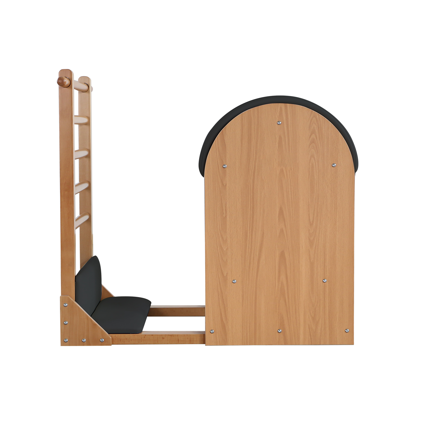 Hölzerne Pilates-Leiterfass mit schwarzem Polstersitz und geschwungener Rückenlehne.