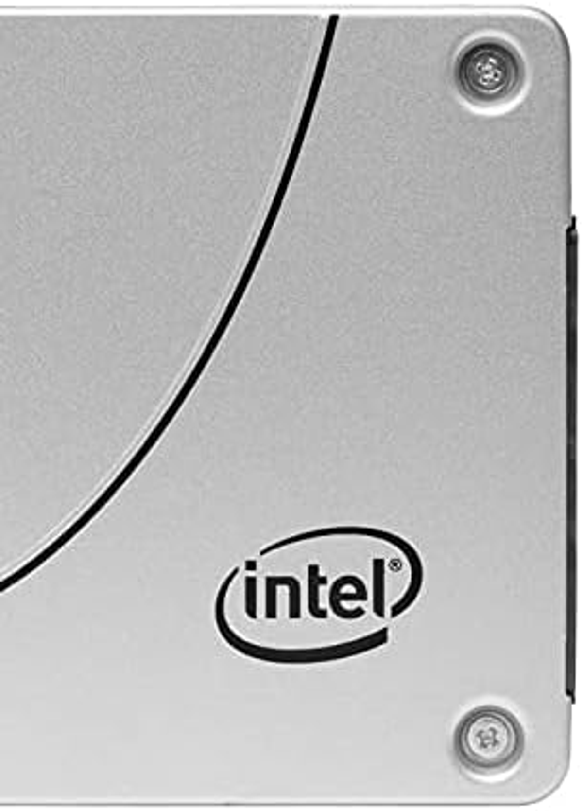 Primo piano di un SSD Intel argentato con linea nera curva e logo.