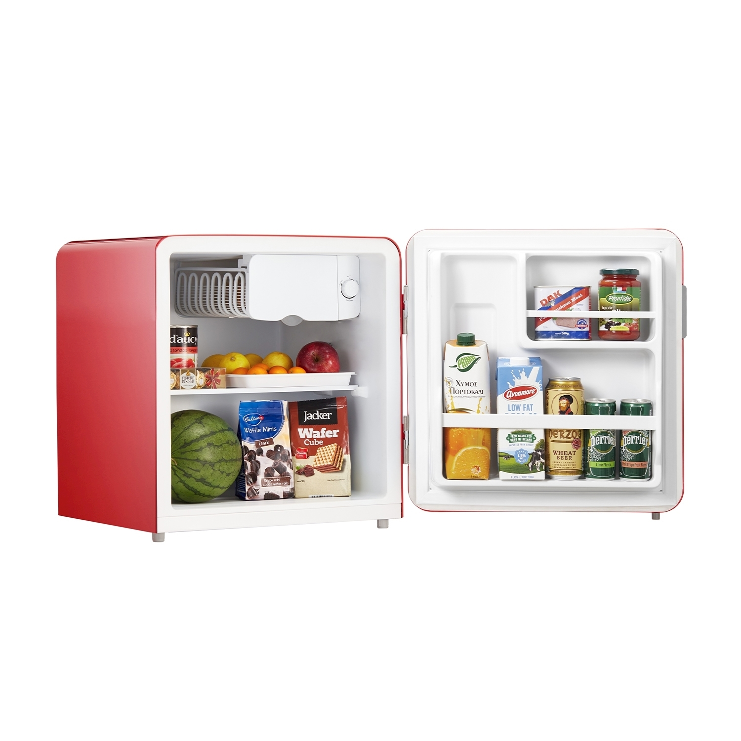 Mini-nevera roja abierta, surtida con frutas, bebidas y snacks. Incluye sandía, zumo, latas y barquillos.