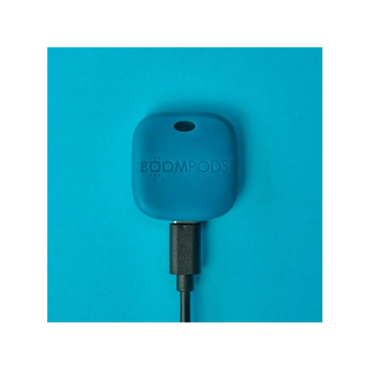 Una porta di ricarica blu con logo BOOMPODS su sfondo blu.