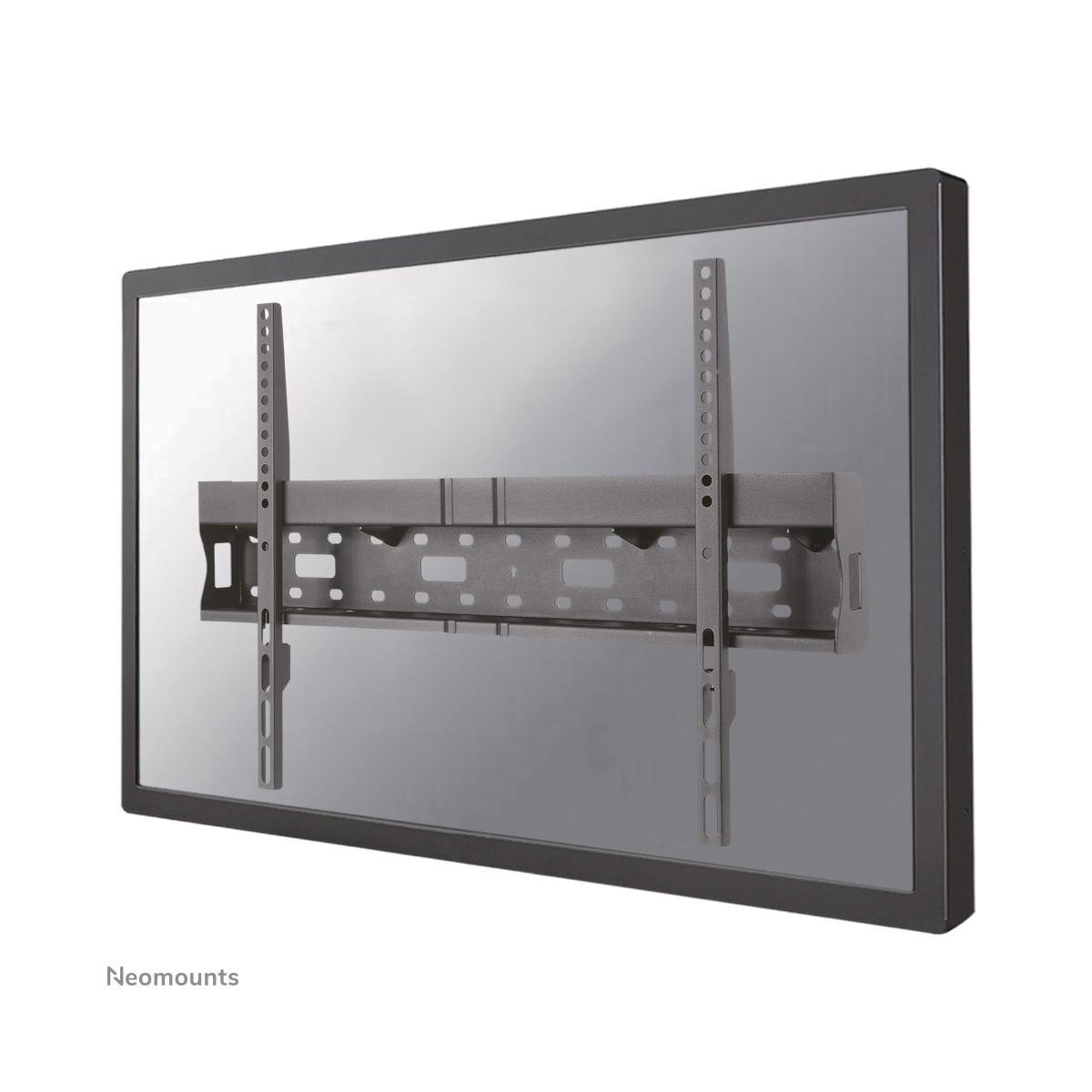Een zwarte metalen tv-muurbeugel is bevestigd aan de achterkant van een flatscreen-tv.