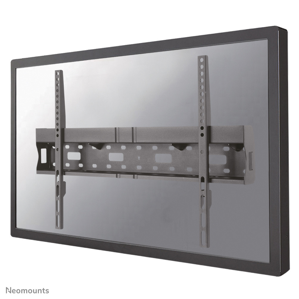 Een zwarte tv-muurbeugel is bevestigd aan de achterkant van een flatscreen-tv.