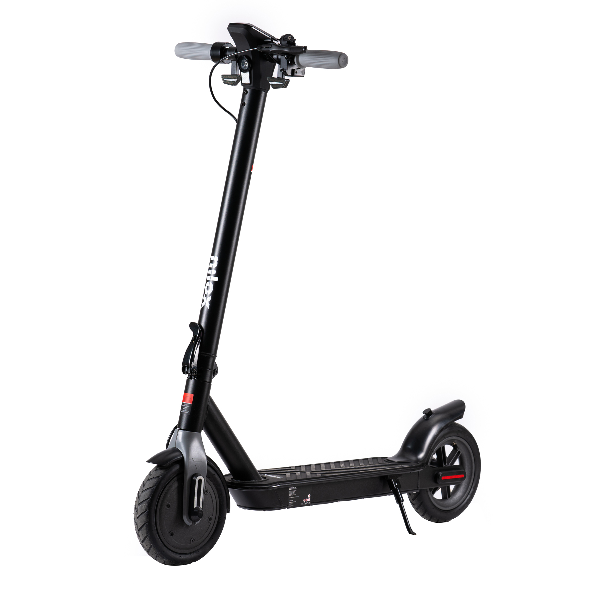 Uno scooter elettrico nero con manubrio e ruote grigie, su sfondo bianco.