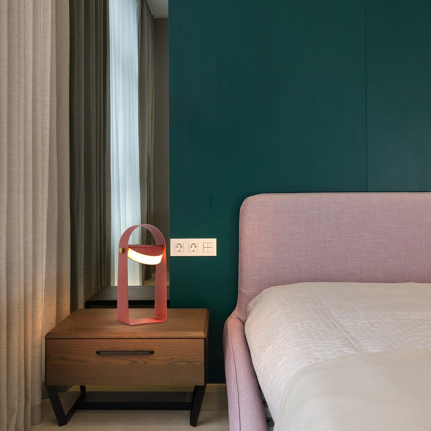 Una lampada rosa si trova su un comodino di legno accanto a un letto con testiera viola.