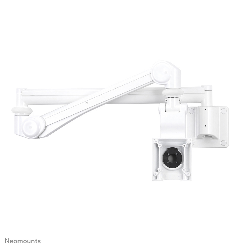 Een witte, scharnierende monitorarm met muurbevestiging is getoond tegen een witte achtergrond.