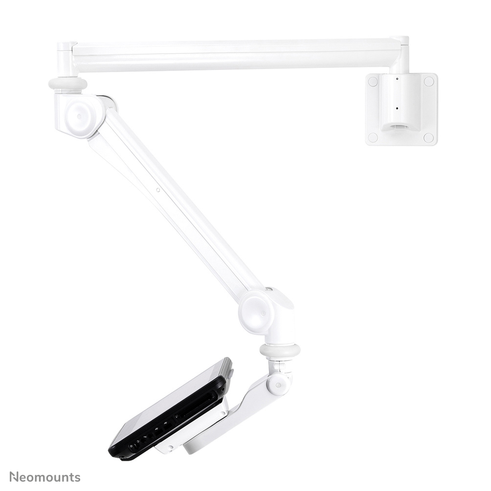 Een witte zwenkarm met tablet-houder is aan de muur bevestigd.