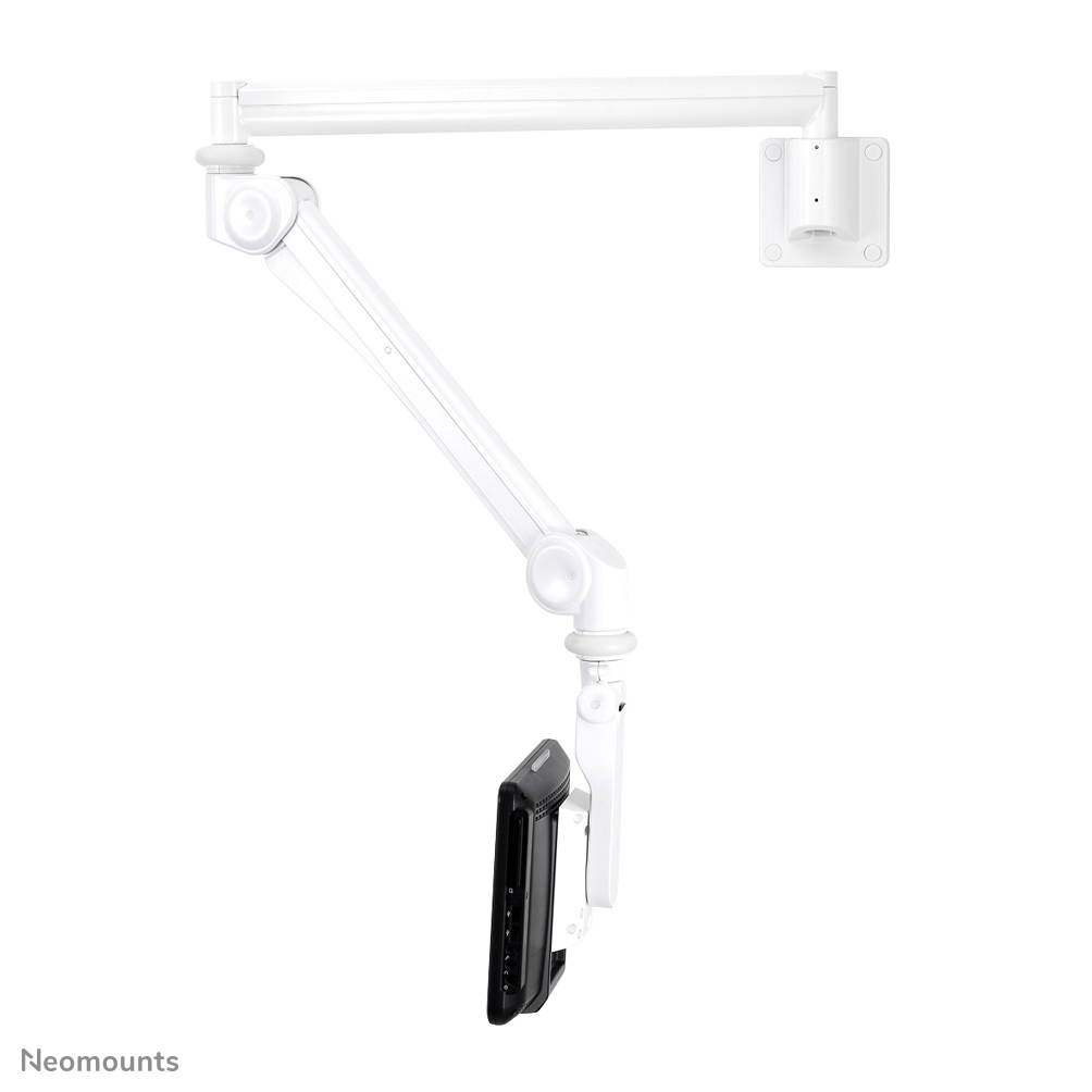 Een witte, scharnierende monitorarm met een zwarte monitor wordt getoond tegen een witte achtergrond.