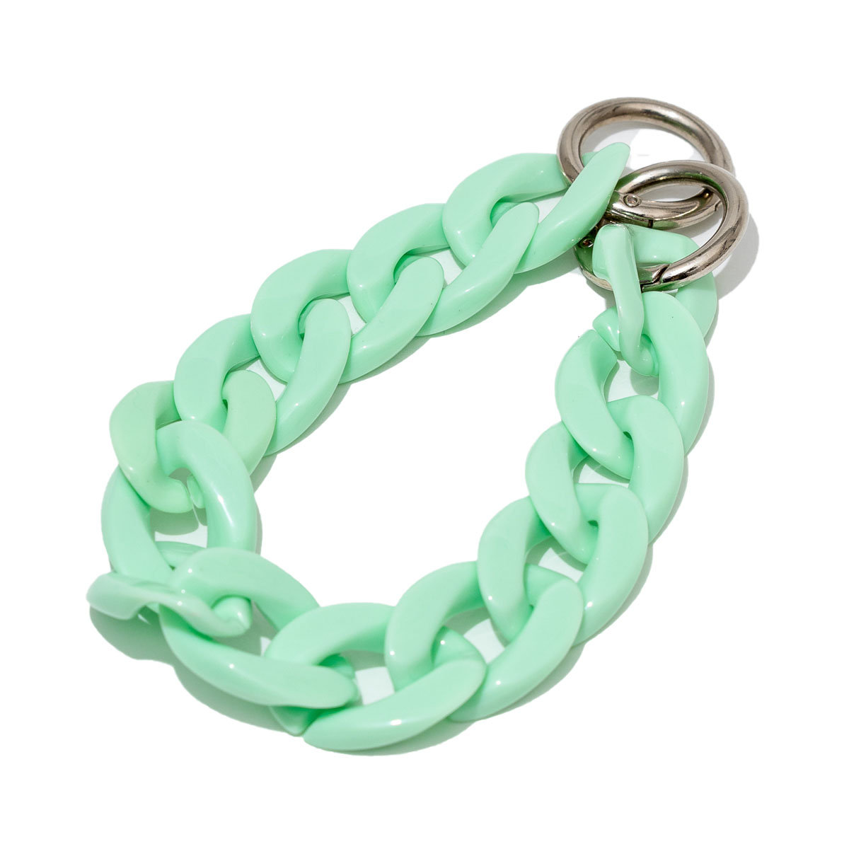 Una grossa catena verde chiaro con anelli argentati, isolata su bianco.
