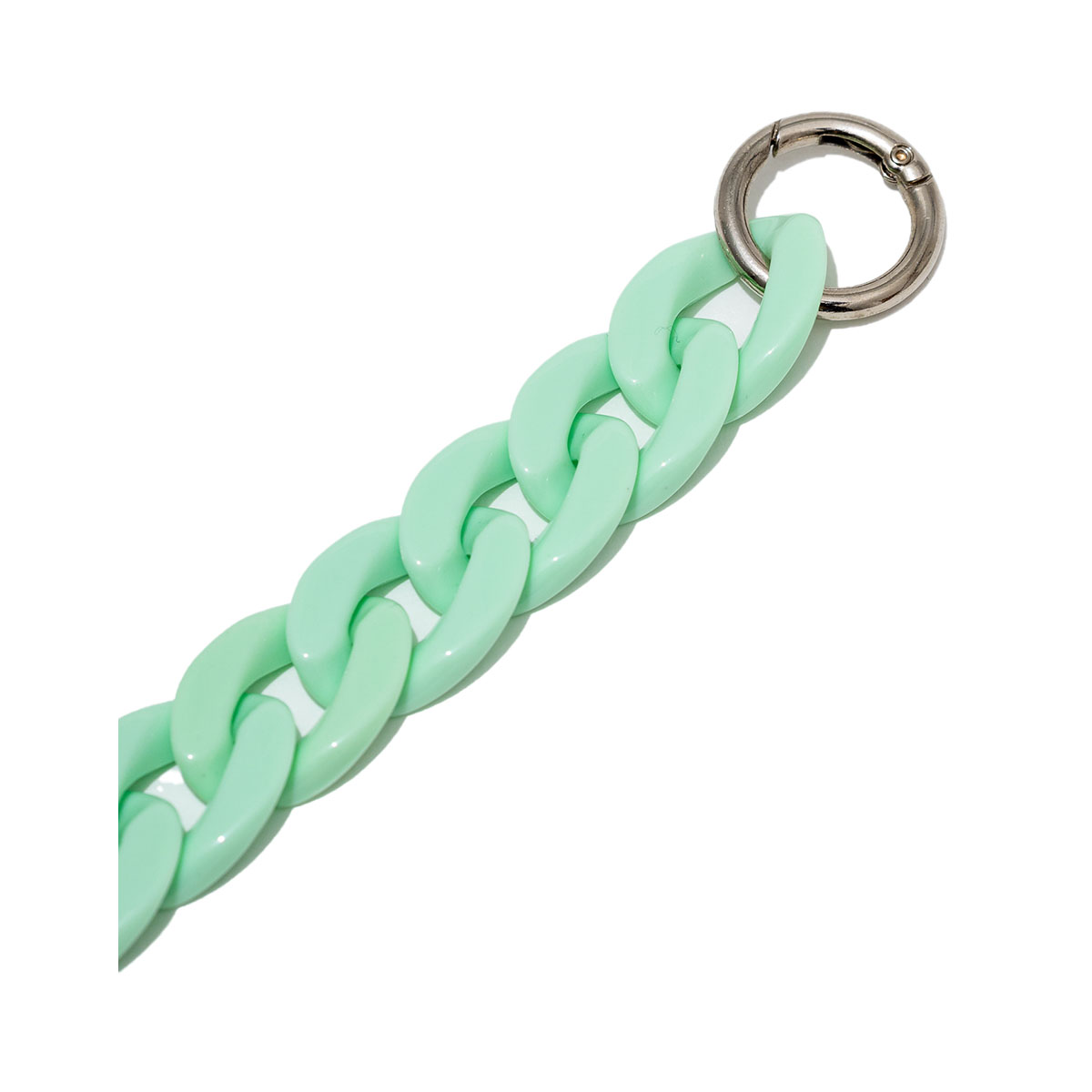 Una catena spessa verde chiaro con chiusura argentata su sfondo bianco.