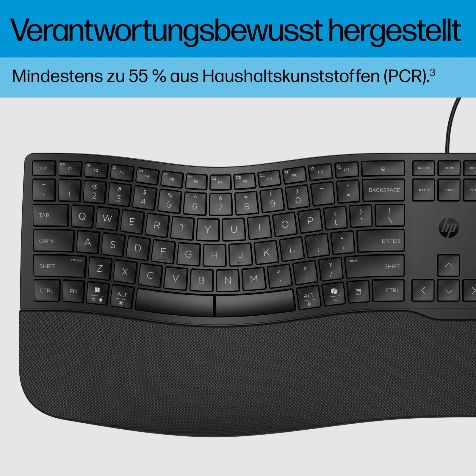 Tastiera ergonomica nera con logo HP. Testo: Prodotto responsabilmente. Almeno 55% da plastiche PCR.