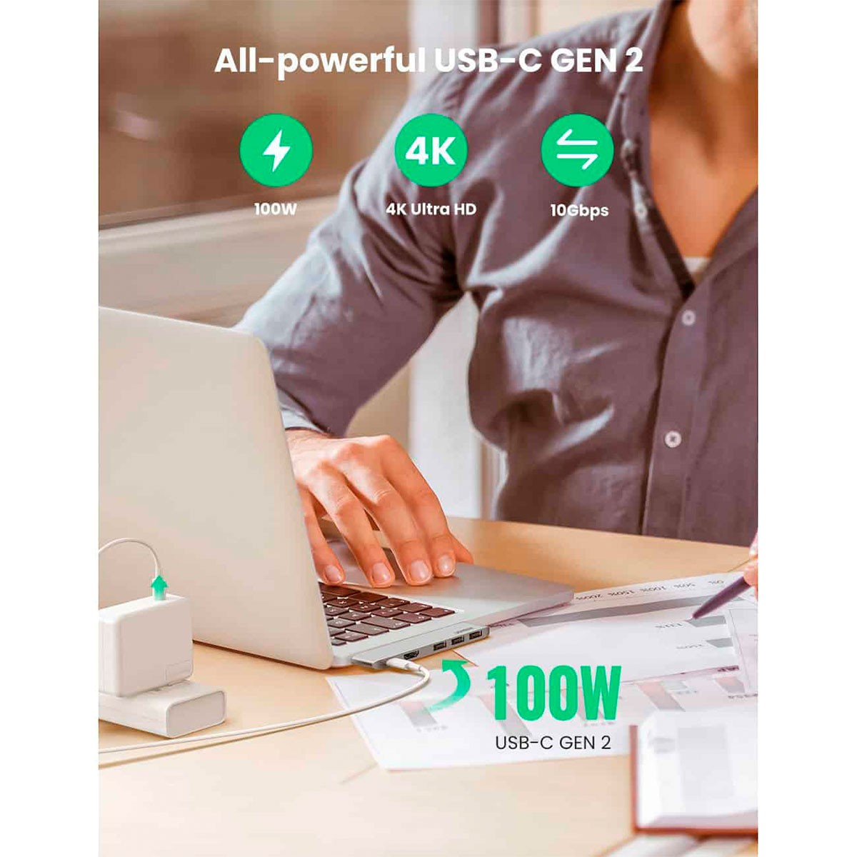 Mężczyzna podłącza urządzenie USB-C do laptopa; pokazano 100W, 4K, 10Gbps.