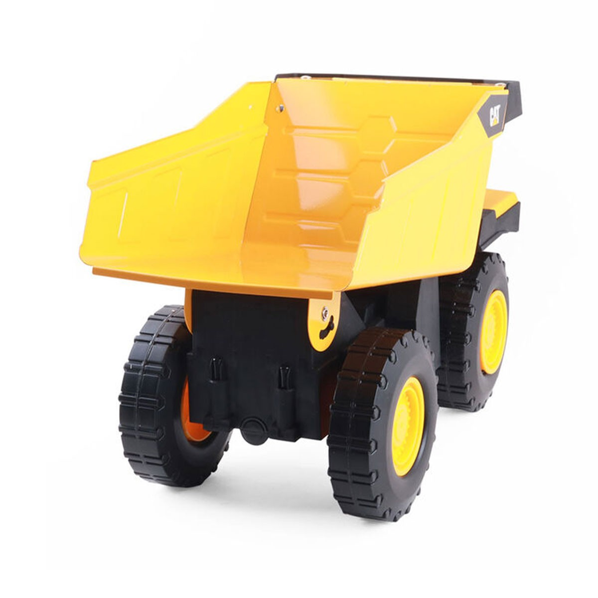 Un dumper giocattolo giallo brillante con ruote e telaio neri su sfondo bianco.