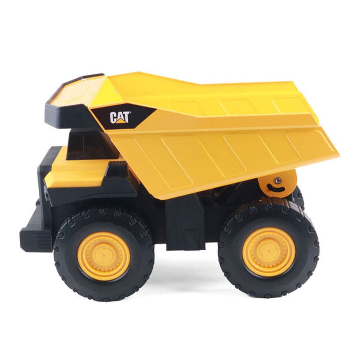 Camion dumper giocattolo CAT giallo con accenti neri e ruote grandi, isolato su bianco.