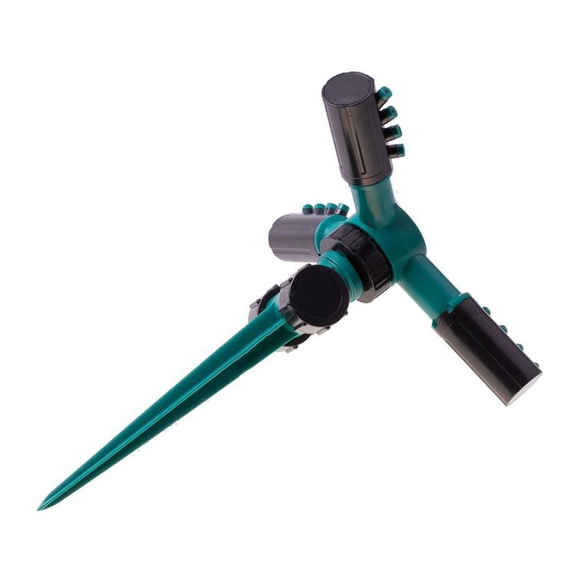 Un irrigatore da giardino verde con picchetto appuntito e tre bracci rotanti.