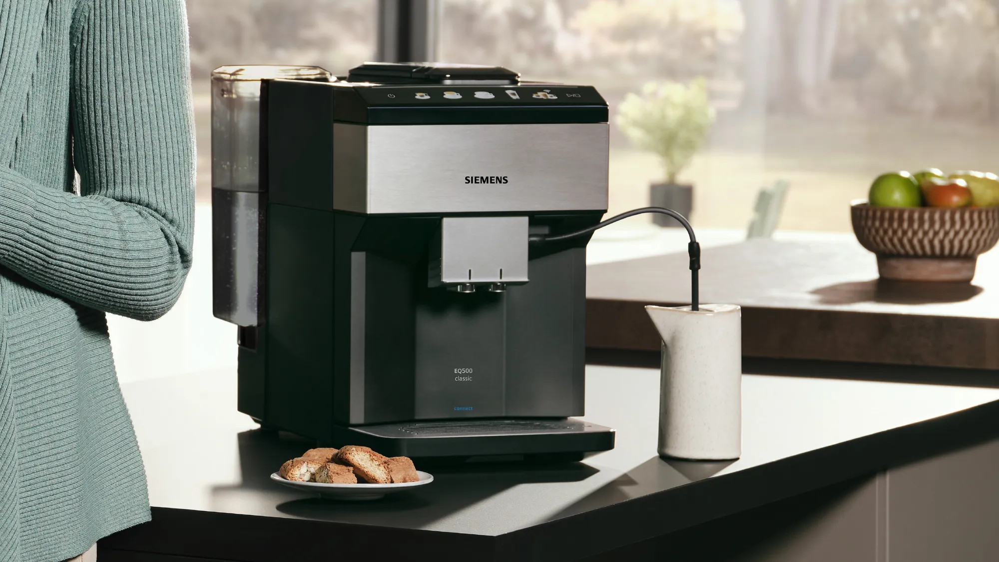Macchina da caffè Siemens con serbatoio dell'acqua, biscotti e caraffa del latte.