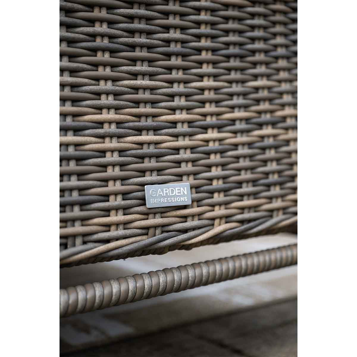 Close-up van bruine rotan weefsel met een zilveren 'GARDEN IMPRESSIONS' logo.