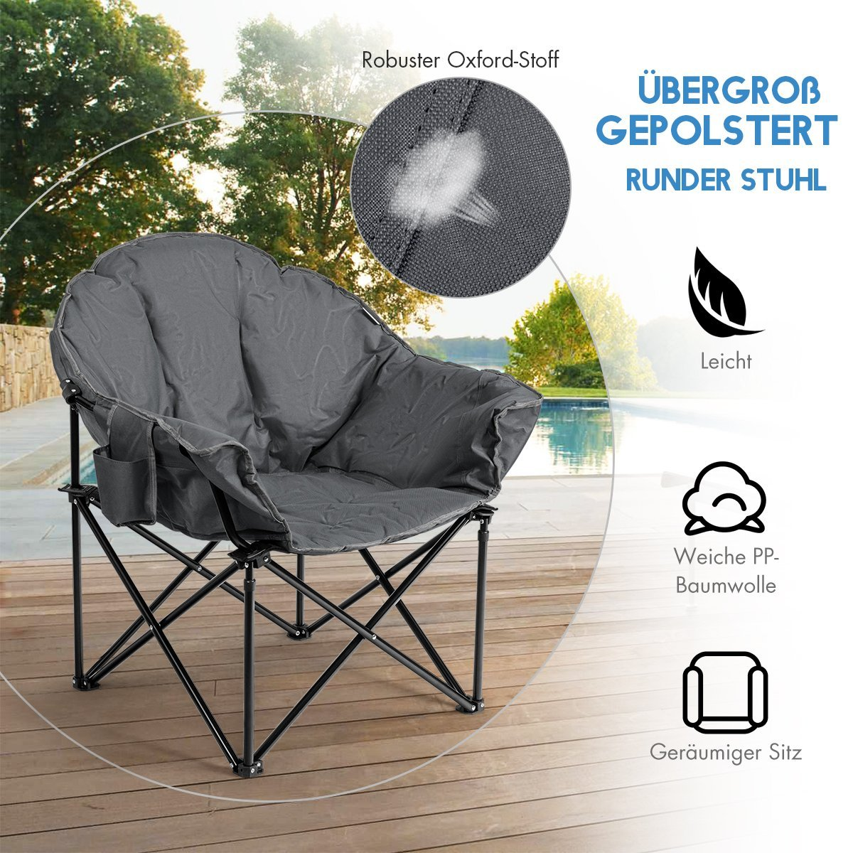 Una silla plegable redonda, acolchada y extragrande, gris, con bolsillos laterales, está sobre una terraza de madera junto a una piscina.
