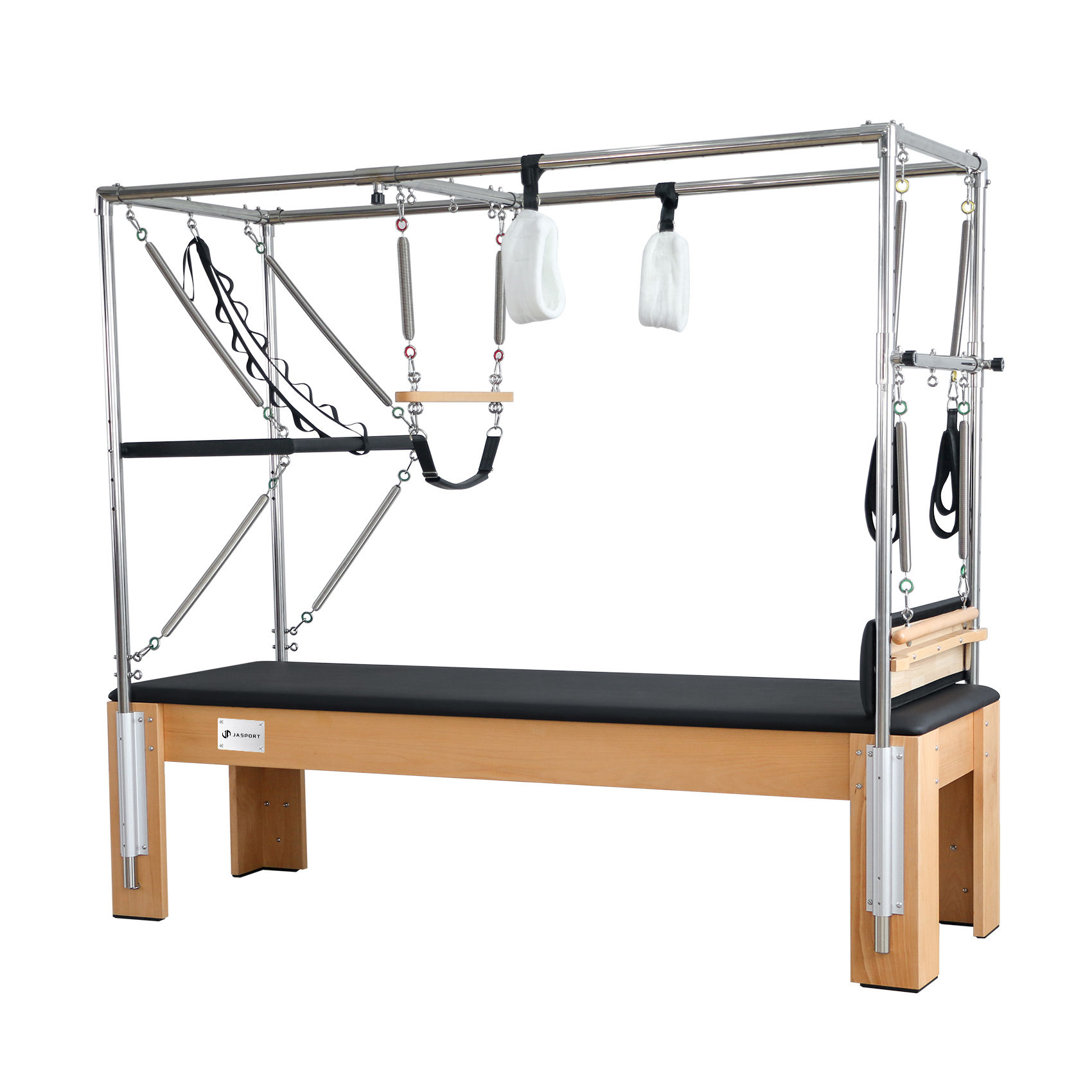 Ein Pilates-Reformer mit Holzrahmen, schwarzer Liegefläche, Metallfedern und Griffen.