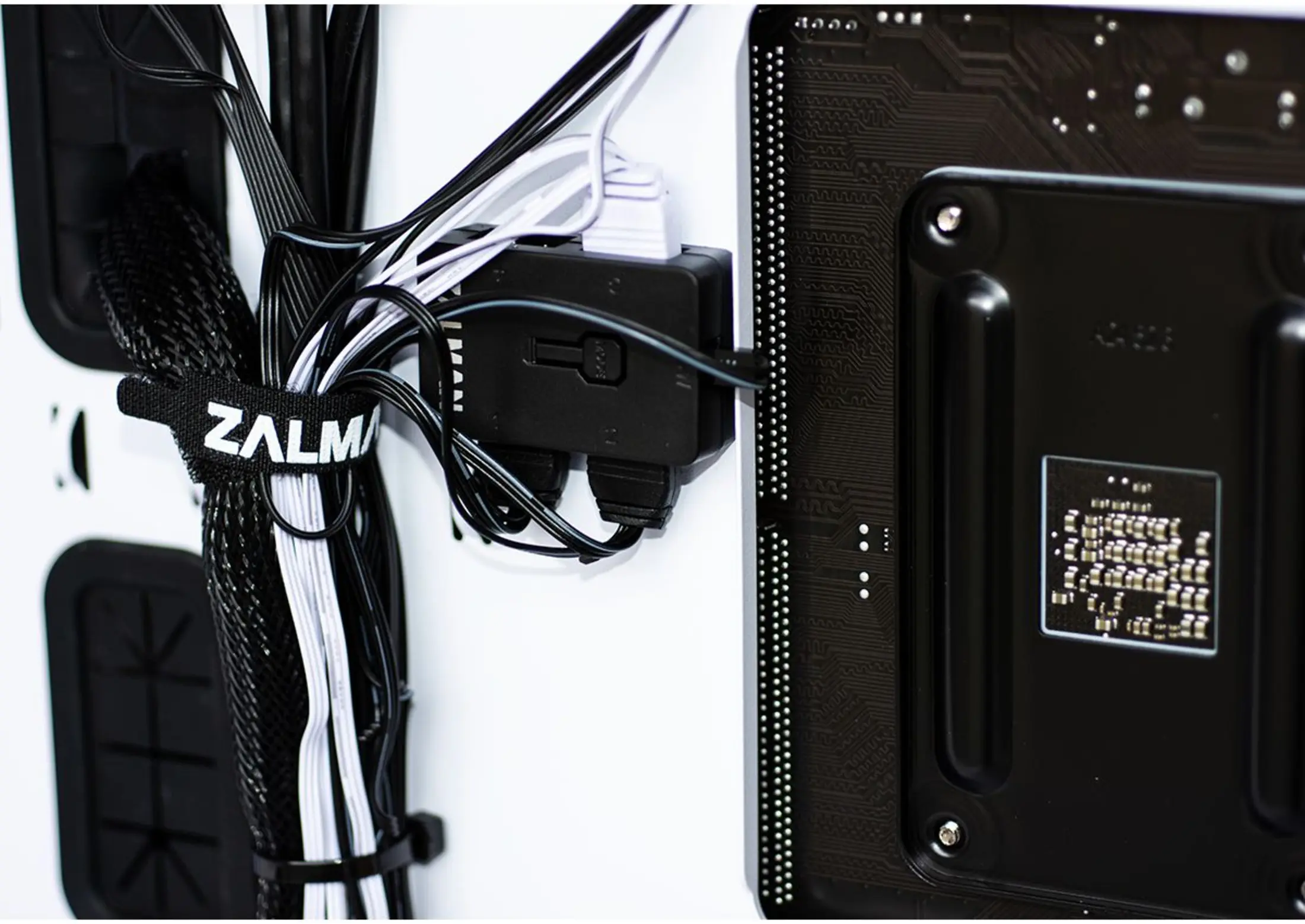 Interieur computerkast: PSU-kabels, ZALMAN tie, ventilatorhub en achterplaat moederbord.