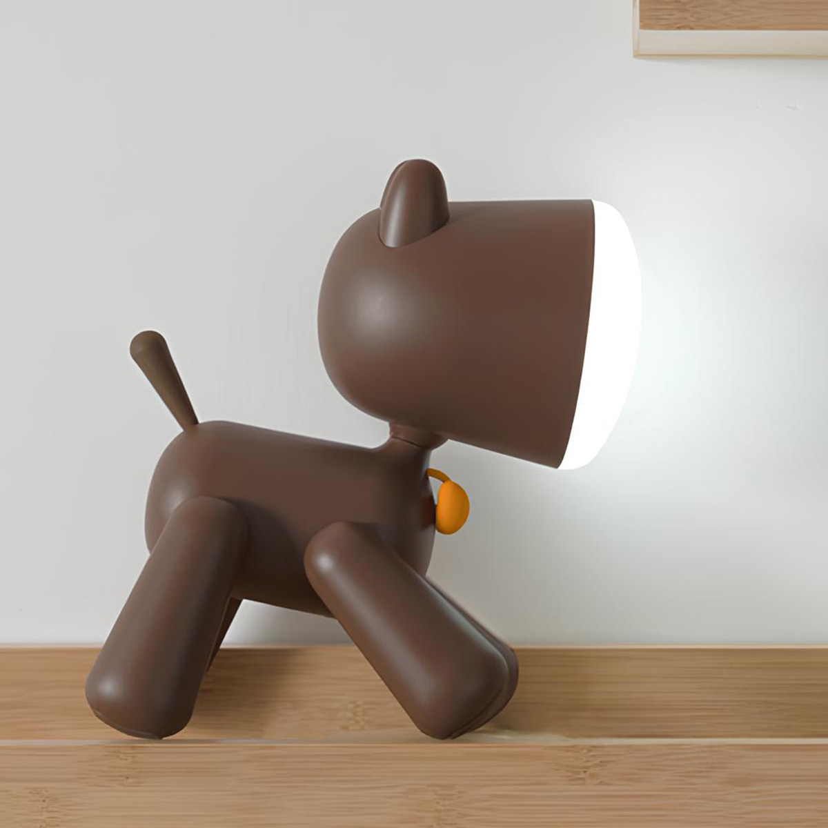 Brauner Hundelampen-Schreibtisch mit orangefarbenem Halsband, beleuchtet.