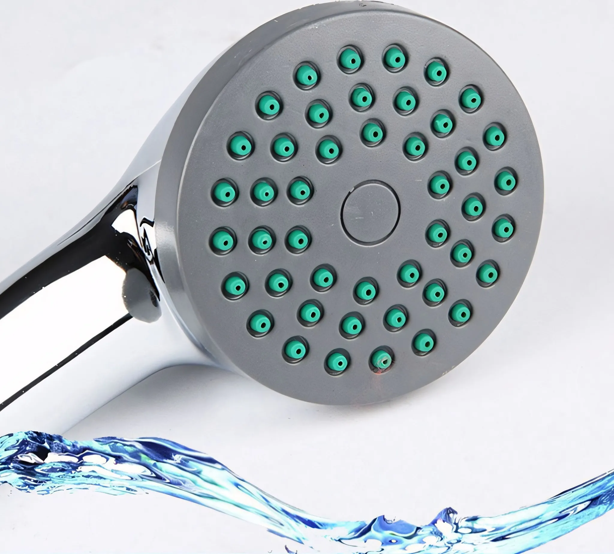Ein Duschkopf mit grünen Düsen und Wassertropfen.