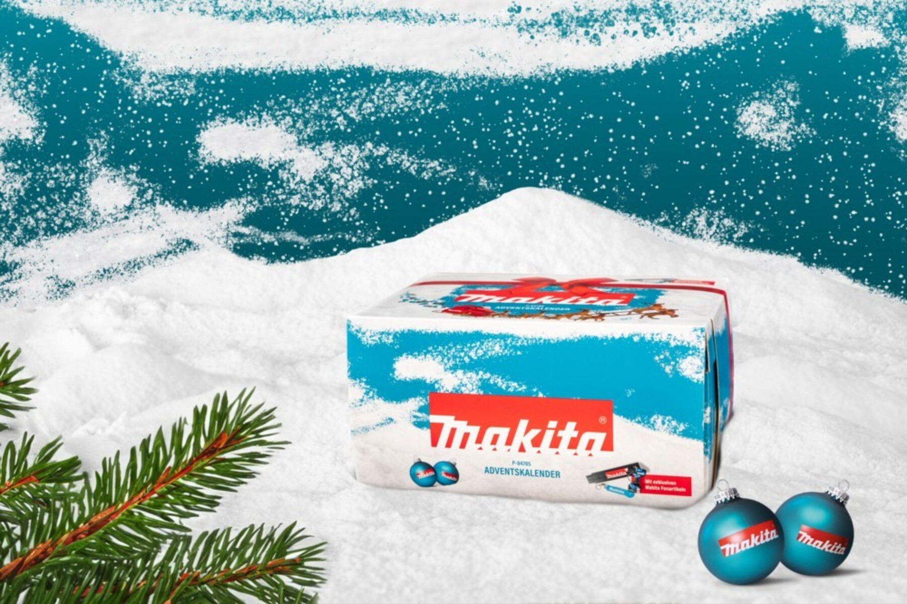 Calendario dell'avvento Makita sulla neve con rami di pino e ornamenti blu.