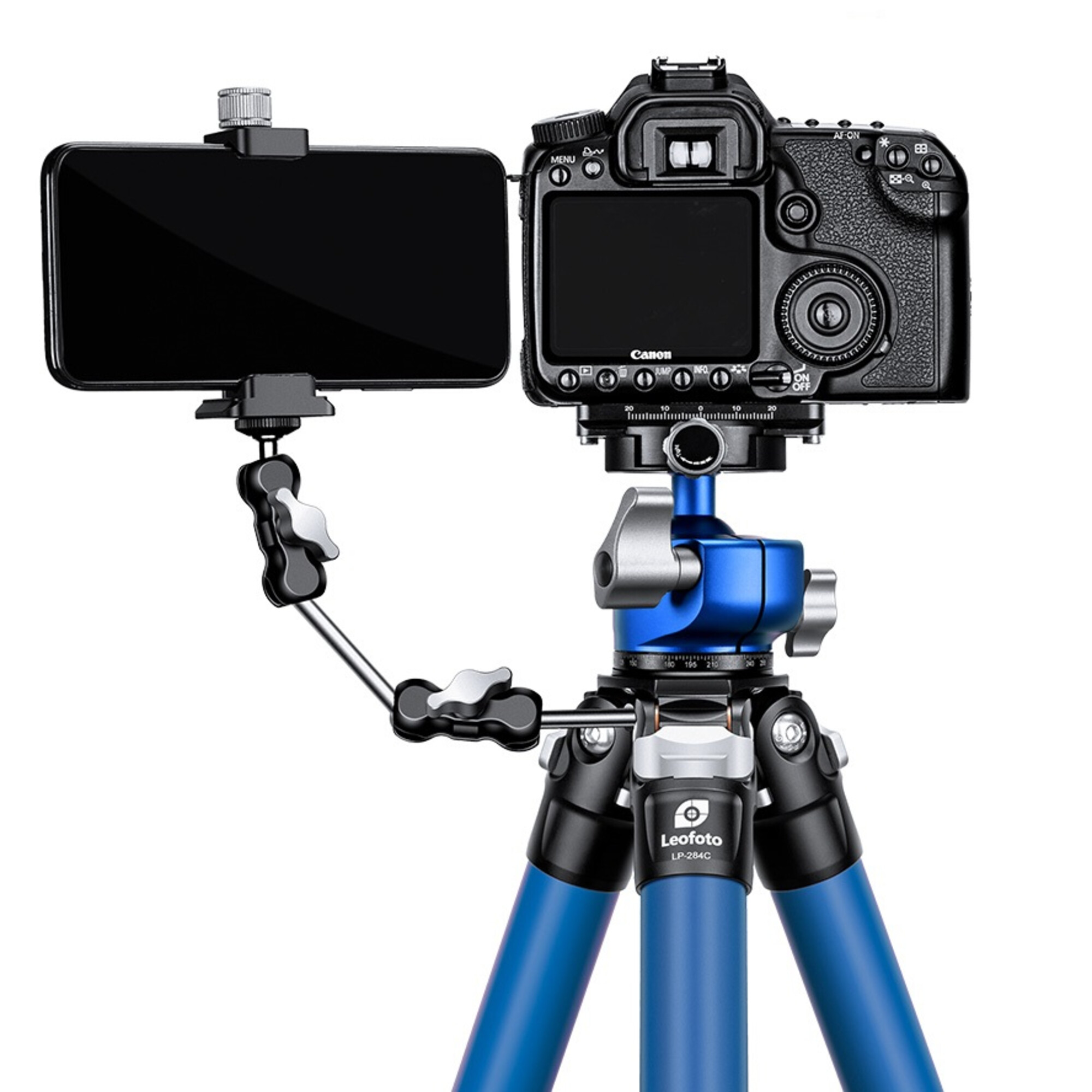 Ein schwarzes Smartphone und eine Canon DSLR-Kamera sind auf einem blauen Leofoto-Stativ montiert.