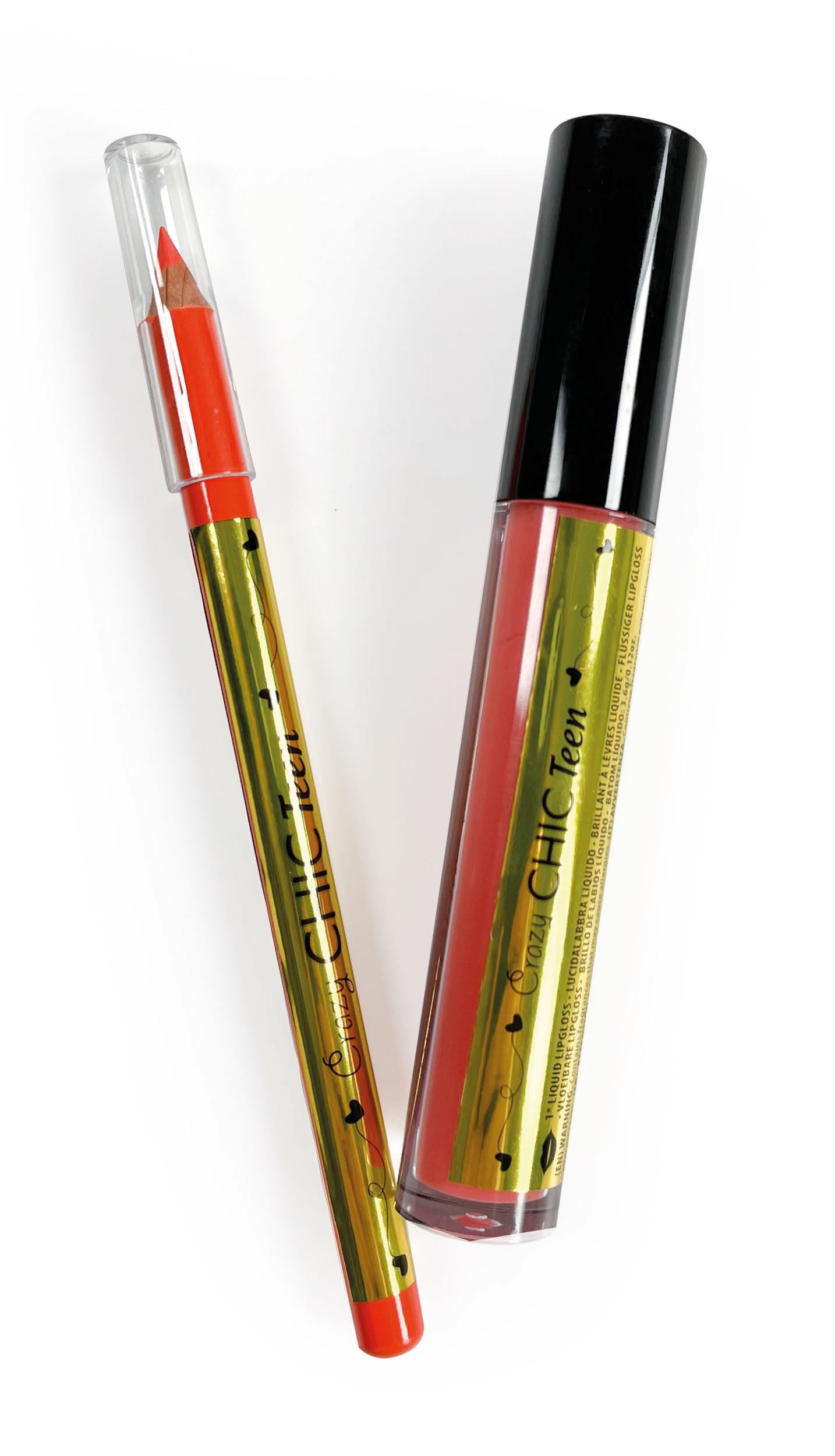 Rossetto e matita contorno labbra rossi con accenti dorati su sfondo bianco.