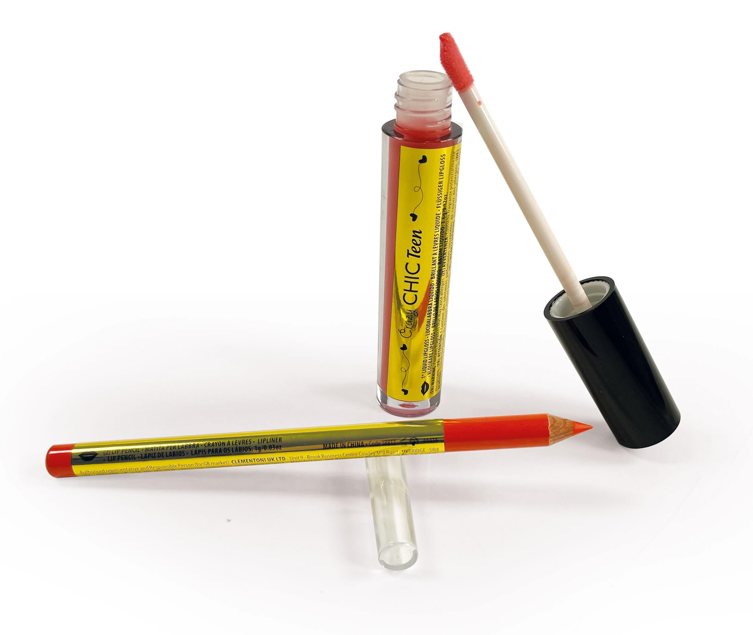 Una matita labbra rossa accanto a un lucidalabbra liquido rosso con applicatore.