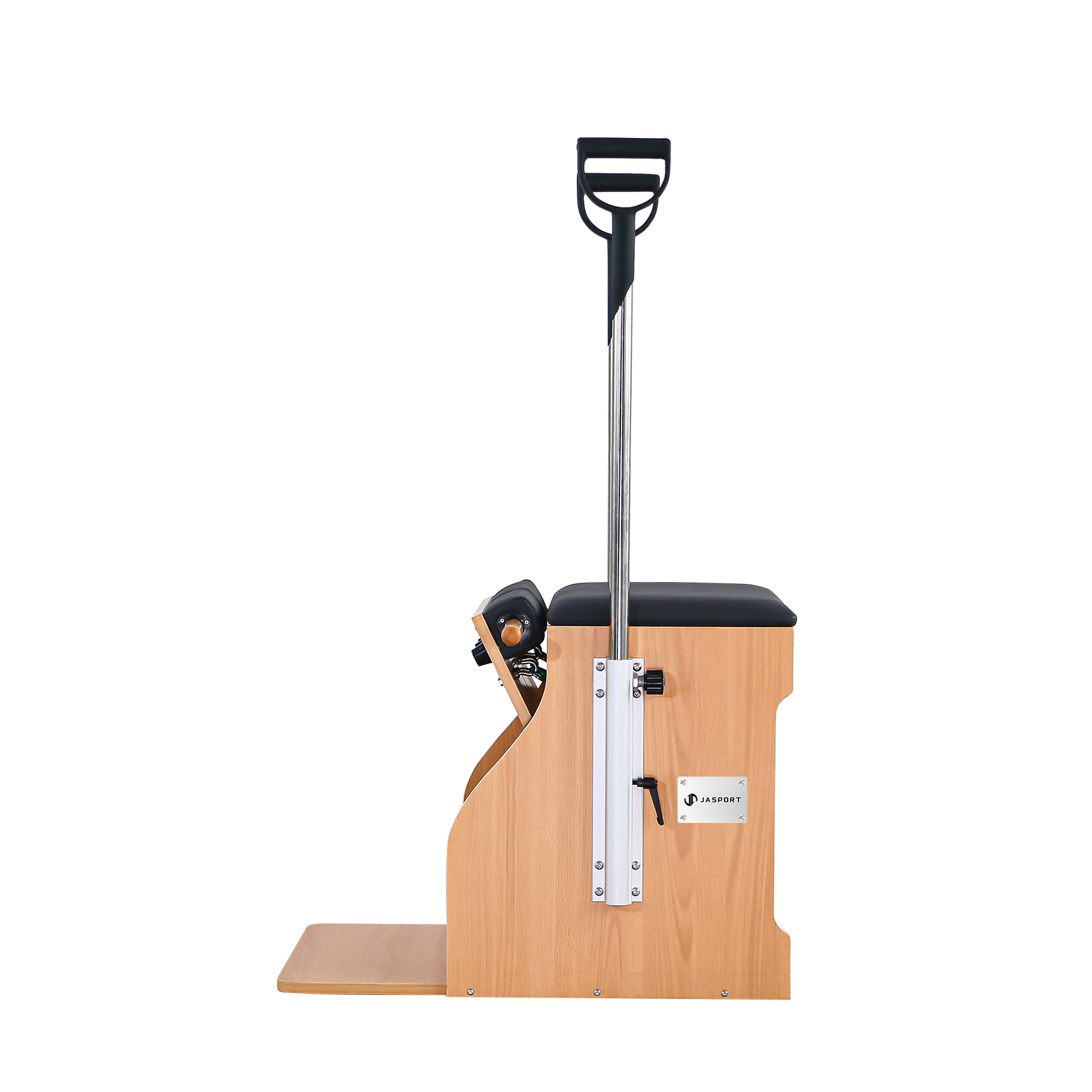 Un reformer Pilates in legno con sedile nero e maniglia argentata.