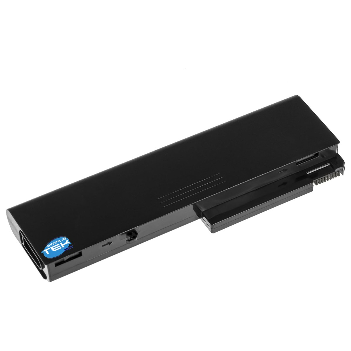 Una batteria nera per laptop con logo Simple Tek su sfondo bianco.